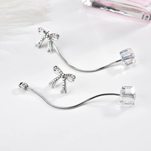 Eleganti orecchini a fiocco in argento con cristalli e lunghi pendenti a catena a cubo