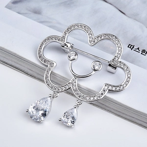 Spilla elegante a forma di nuvola con micro-pavé di zirconi e cristalli pendenti a goccia