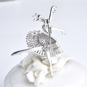 Élégante broche ballerine argentée avec cristaux blancs sur rose en céramique blanche