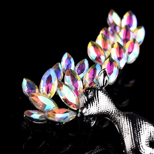 Élégante broche cerf en argent avec bois en strass colorés sur fond sombre