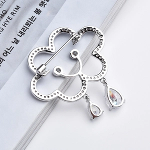 Spilla a nuvola d'argento elegante con pendenti in zirconia e cristalli scintillanti