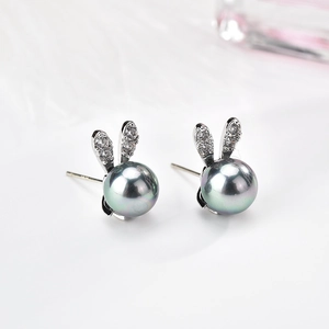 Orecchini a lobo a forma di coniglio in argento con perle grigie e dettagli in zircone