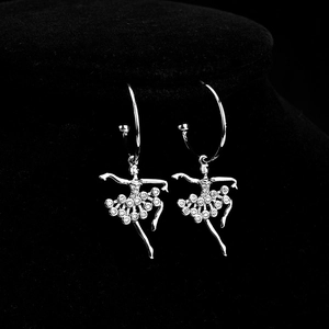 Orecchini ballerina in argento con brillanti cristalli bianchi su supporto nero