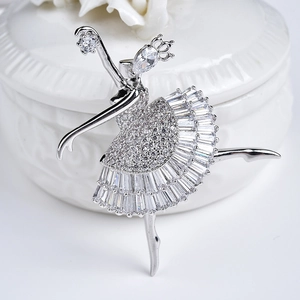 Broche ballerine élégante en argent avec incrustations de zircon et jupe en cristal