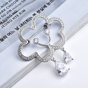 Spilla a nuvola elegante in metallo argento con zirconi cubici e gocce di cristallo a pera