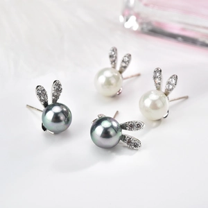 Set di orecchini a lobo a forma di coniglio con perle e pietre lucenti in bianco e grigio