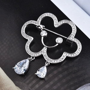 Elegante Spilla a Forma di Nuvola in Rame e Zirconia per Donna Placcata in Argento Simpatica Spilla a Forma di Nuvola Sorridente con Nappa a Goccia Gioiello