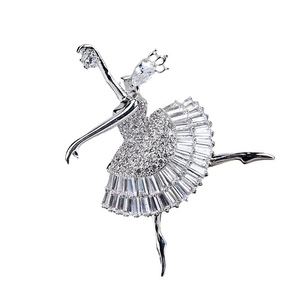 Élégante broche danseuse de ballet en argent avec cristaux de zircon sur fond blanc