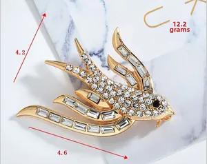 Detalle del broche de golondrina que muestra dimensiones 4,6 x 4,2 cm y el peso de 12,2g