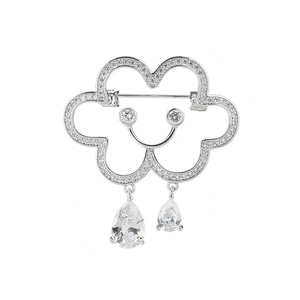 Spilla a nuvola con sorriso in argento con zirconi e cristalli a goccia pendenti
