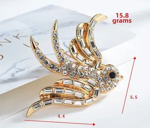 Detalle macro del broche de golondrina con base de aleación dorada y cristales brillantes