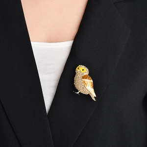 Broche hibou exquise sertie de strass brillants sur le revers d'un costume noir chic