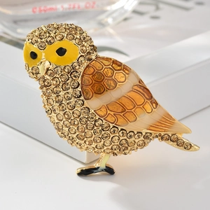 Élégante broche chouette dorée avec strass scintillants et détails en émail ambré
