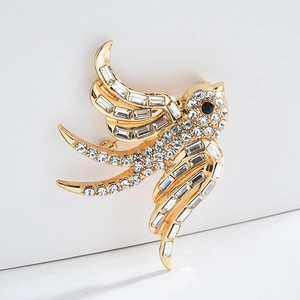 Vista de macro del broche de pájaro golondrina con baño de oro y diamantes de imitación