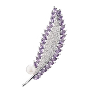 Élégante broche plume avec zircons violets et perle blanche sur monture argentée