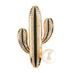 Elegante broche de cactus dorado con esmalte verde, micro circonitas y perla blanca