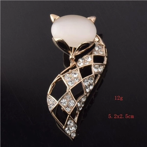 Dettaglio macro spilla volpe con pietra occhio di gatto e strass, misura 5,2x2,5cm, 12g