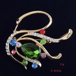 Details der goldenen Schwanenbrosche mit bunten Kristallen, Größe 4,8x4 cm und Gewicht 11 g