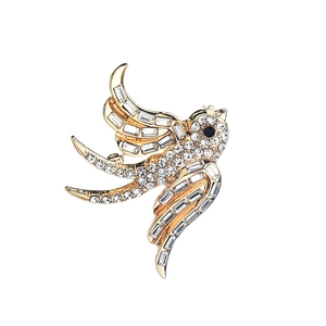 Elegante broche de golondrina dorada con diamantes de imitación y detalle de ojo negro