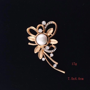 Detail view of flower brooch with 7.5x4.0cm dimensions and 17g weight specs