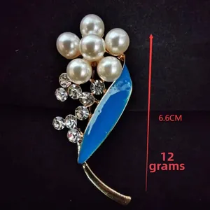 Detailed size view of the floral pearl brooch featuring 6.6cm length and 12g weight
