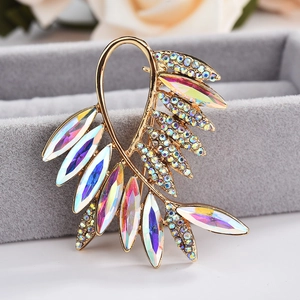 Broche élégante en alliage doré avec cristaux irisés et pierres en forme de marquise