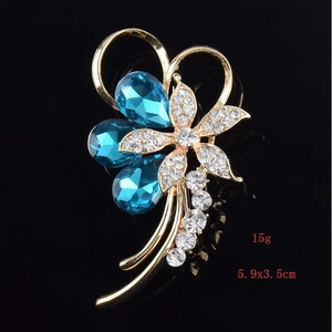 Detailansicht der Blumenbrosche mit blauen Tropfen-Edelsteinen und Kristallen, 5.9x3.5cm
