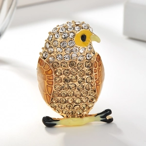 Détails de la broche hibou avec des strass étincelants et des incrustations d'émail