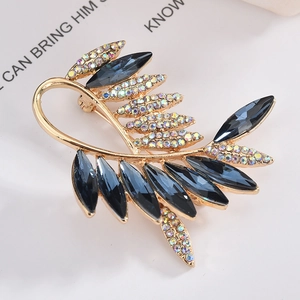 Broche élégante plume dorée avec pierres marquises bleu foncé et strass arc-en-ciel