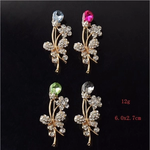 Set aus vier luxuriösen Blumenbroschen mit Tropfen-Edelsteinen in Blau, Rosa und Grün