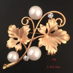 Matte gold vine leaf brooch with white pearls and rhinestones, sized 5.9x3.9cm