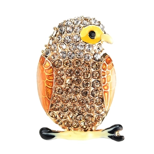 Broche chouette élégante avec cristaux brillants et émail coloré sur fond blanc