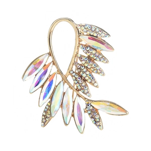 Élégante broche plume dorée ornée de cristaux irisés marquise et de strass scintillants