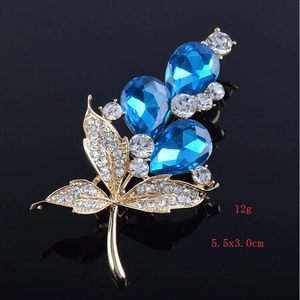 Detail der Blumenblatt-Brosche mit blauen Tropfenkristallen und goldenem Hohl-Design