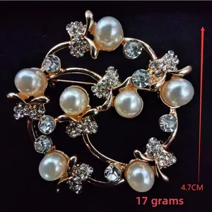 Macro shot of 4.7cm gold circular brooch with pearls, crystals and 17g weight details