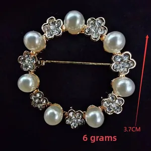 Detailed close-up showing the 3.7cm diameter and 6g weight of this elegant pearl brooch