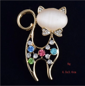 Dettaglio spilla gatto con pietra occhio di gatto e strass colorati 4,5x3,0 cm