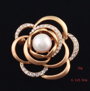 Detail view of a camellia flower brooch with 18g weight and 4.1x3.9cm dimensions