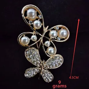 Detail of 4.5cm golden butterfly brooch with pearls and rhinestones, weighing 9g