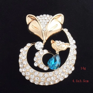 Detailansicht einer Luxus Fuchs-Brosche mit blauem Edelstein und weißen Zirkonia-Kristallen