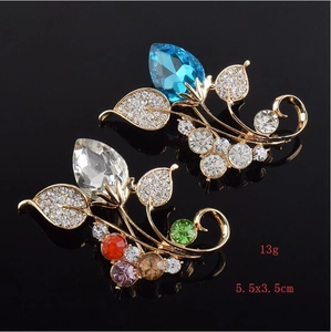 Exquisite vergoldete Blattbrosche mit bunten Kristallen, Größe 5,5 cm x 3,5 cm