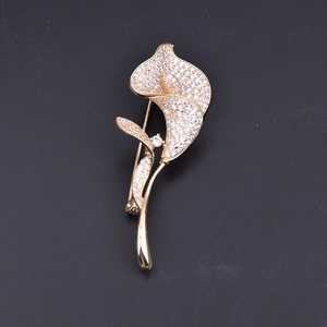 Vue détaillée de la broche fleur de calla avec zircons micro-sertis sur alliage doré