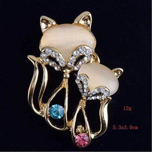 Dettaglio spilla volpe con occhio di gatto e strass, misura 5.3x3.0cm, peso 12g