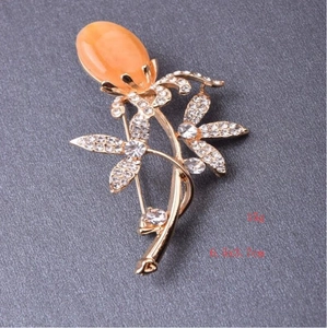 Dettaglio spilla a fiore con occhio di gatto e specifiche di misura 6.5x3.7cm e peso 15g