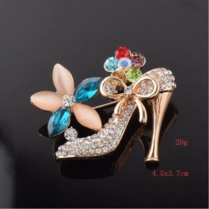 Detailansicht der High-Heel-Brosche mit bunten Strasssteinen und rosa Katzenaugenstein