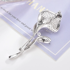 Élégante broche fleur argentée avec dos en métal texturé et fermoir à épingle sécurisé