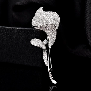 Broche Fleur de Lys Calla pour Femmes Broche en Cuivre avec Zirconia Micro-Incrusté Bijoux de Mode Élégants Accessoires pour Manteau Robe Cadeau