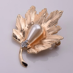 Élégante broche en forme de feuille d'érable dorée avec perle goutte et strass brillants