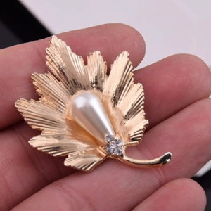 Élégante broche feuille d'érable dorée avec perle goutte d'eau et strass étincelants
