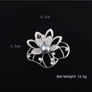 Floral brooch with grey pearl and white rhinestones, size 4.7cm x 4.5cm, weight 12.3g